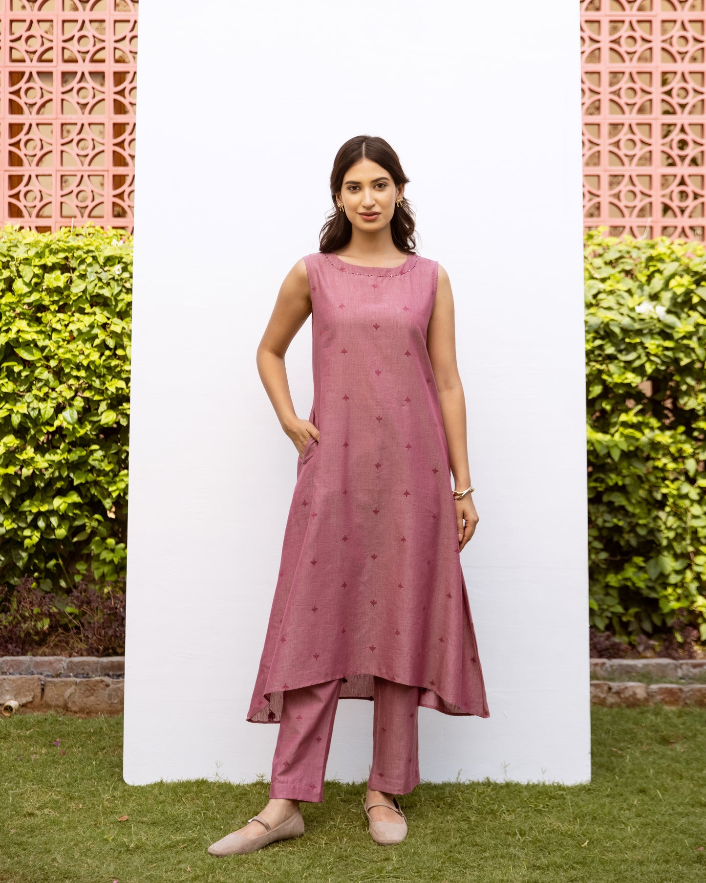 Dusty Rose Pink Cotton Handloom Sleeveless Kurta Pant Set For Women's