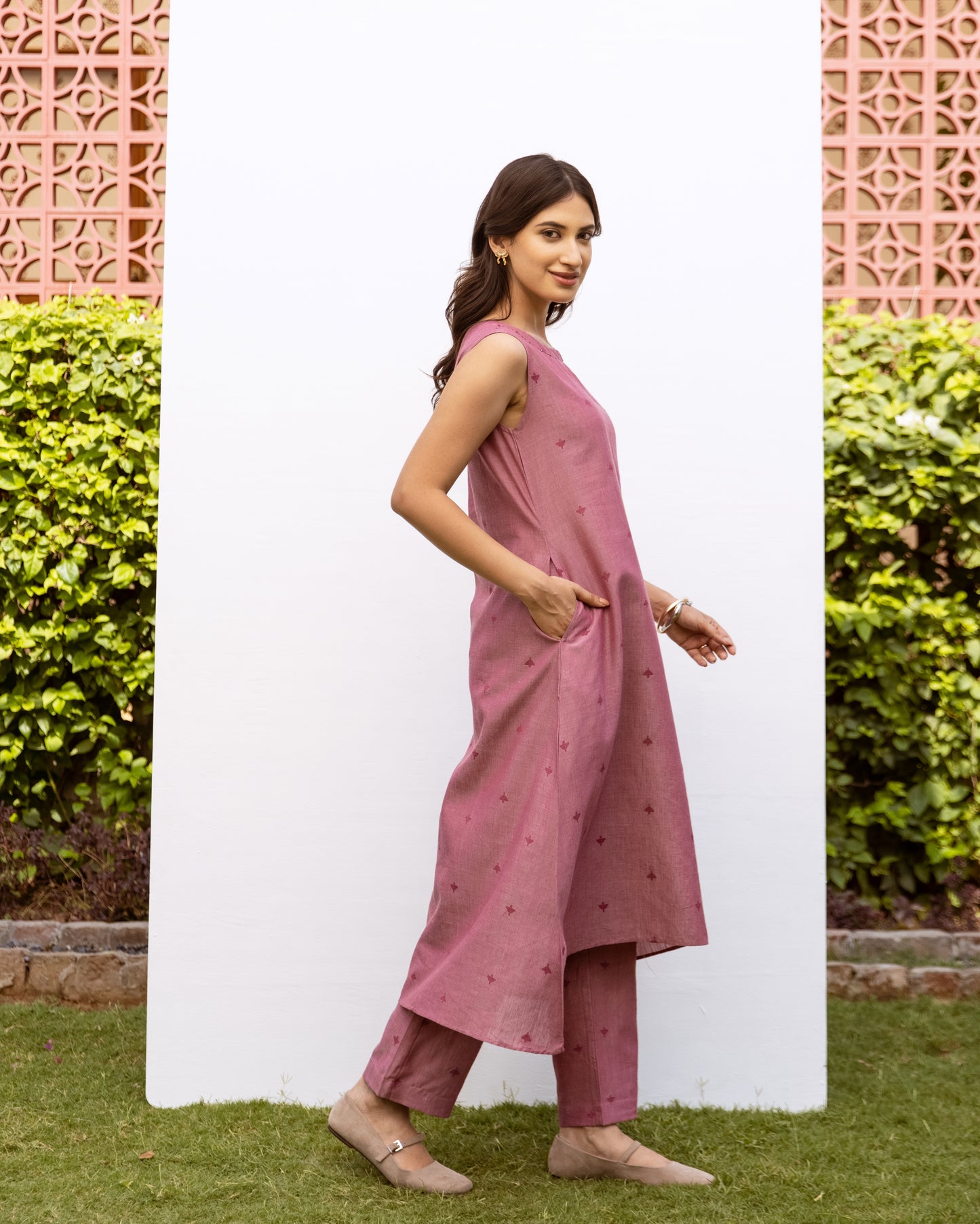 Dusty Rose Pink Cotton Handloom Sleeveless Kurta Pant Set For Women's