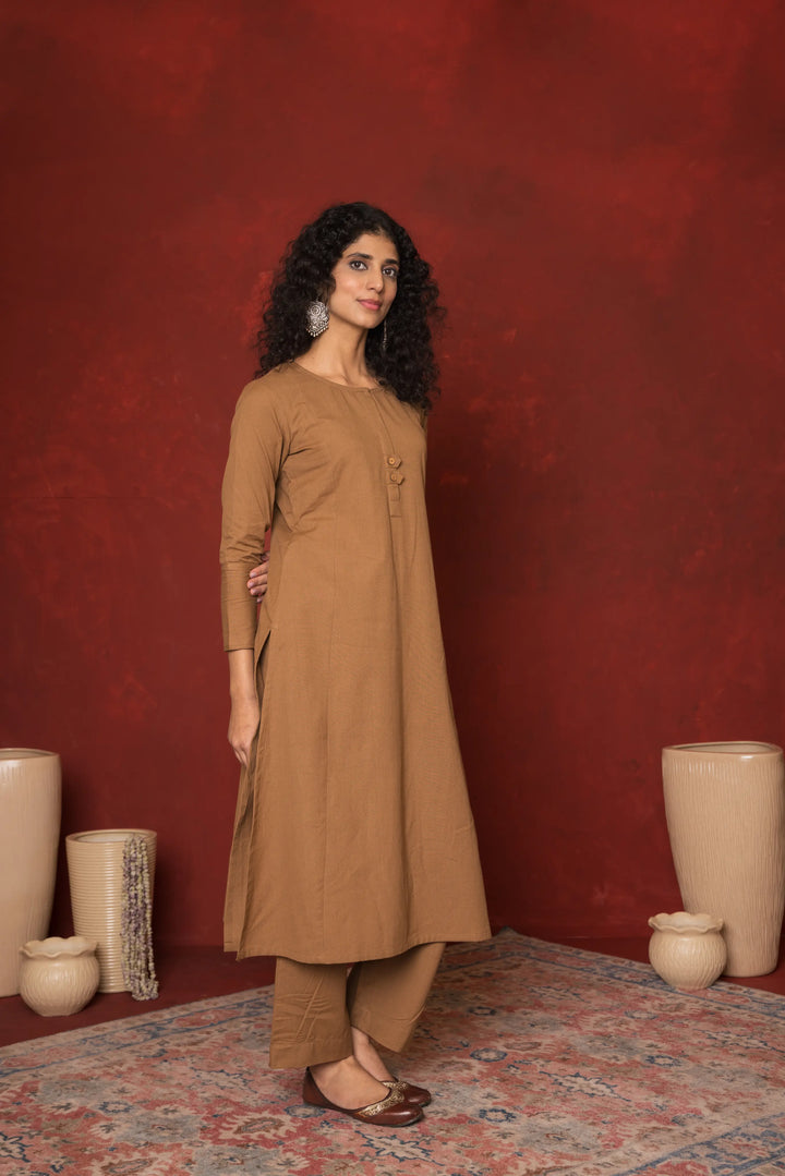 LIGHT BROWN COTTON FLEX ROUND HIGHLIGHTED WITH WOODON BUTTONS KURTA PANT SET