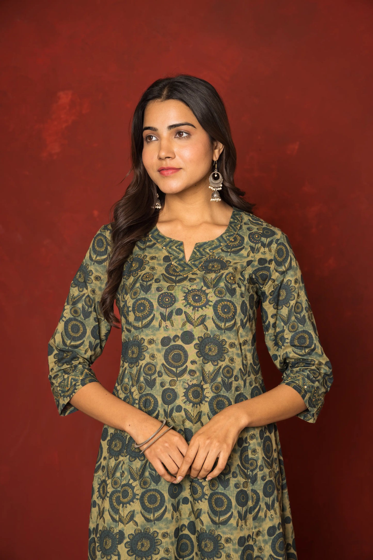 GREEN COTTON ROUND WITH V-CUT BOOTI HIGHLIGHTED WITH HAND KATHA KURTA PANT SET