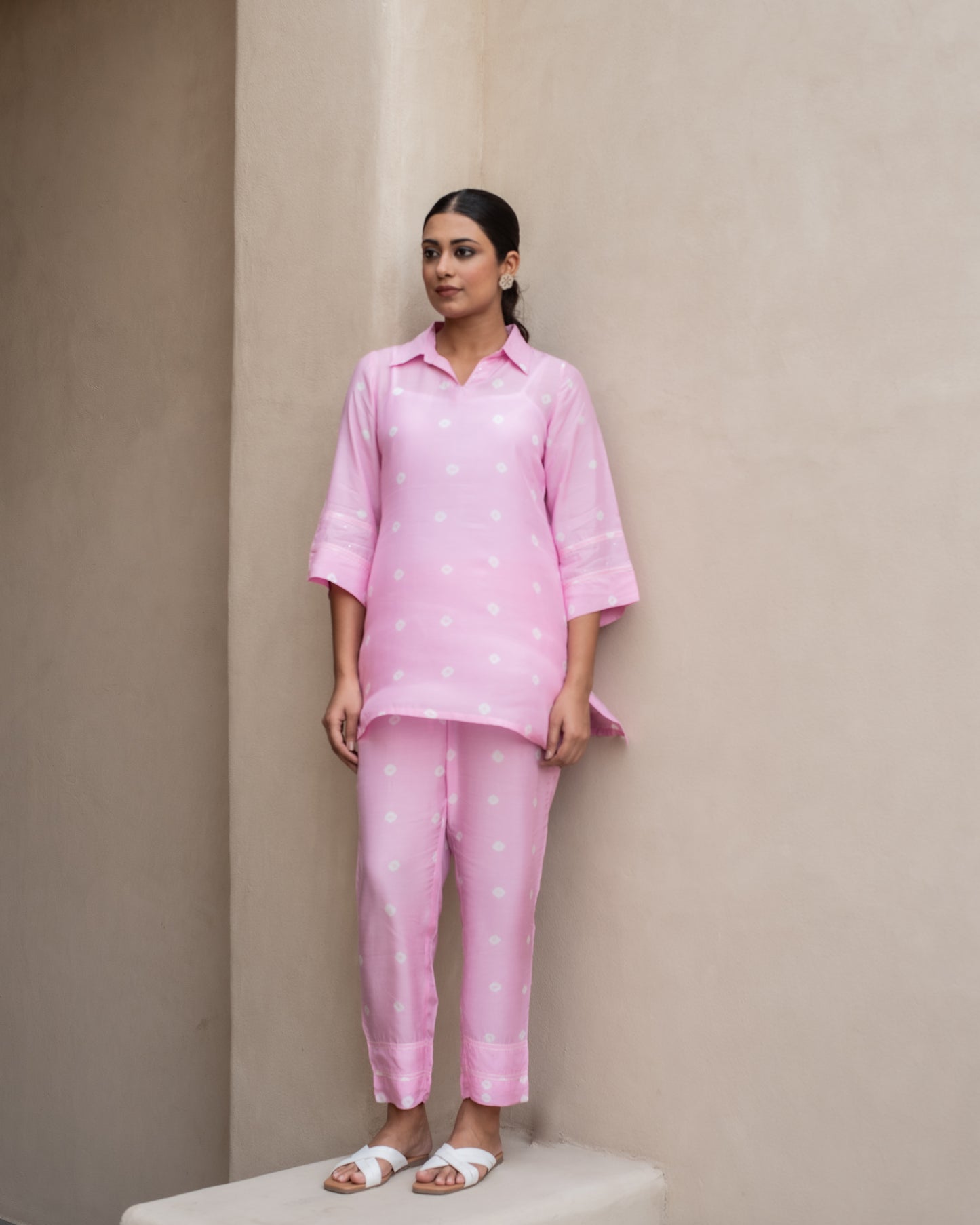Baby Pink Muslin Collar With V-Neck Bandhani Co-Ord Set For Women's