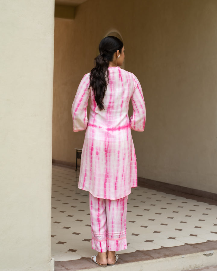 Pink Lehriya With Tie & Dye Muslin Sitting Collar With V-Neck Co-Ord Set For Women's