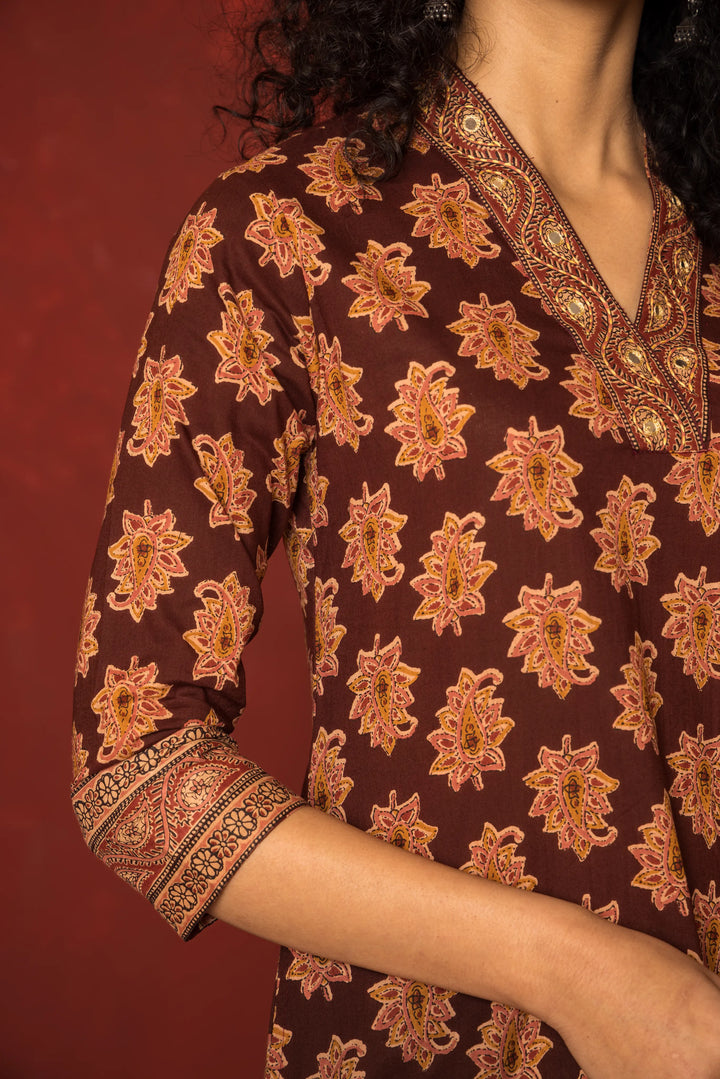 BROWN COTTON COLLOR NECK BOOTI PRINT MIRROR WORK ON NECK KURTA PANT SET