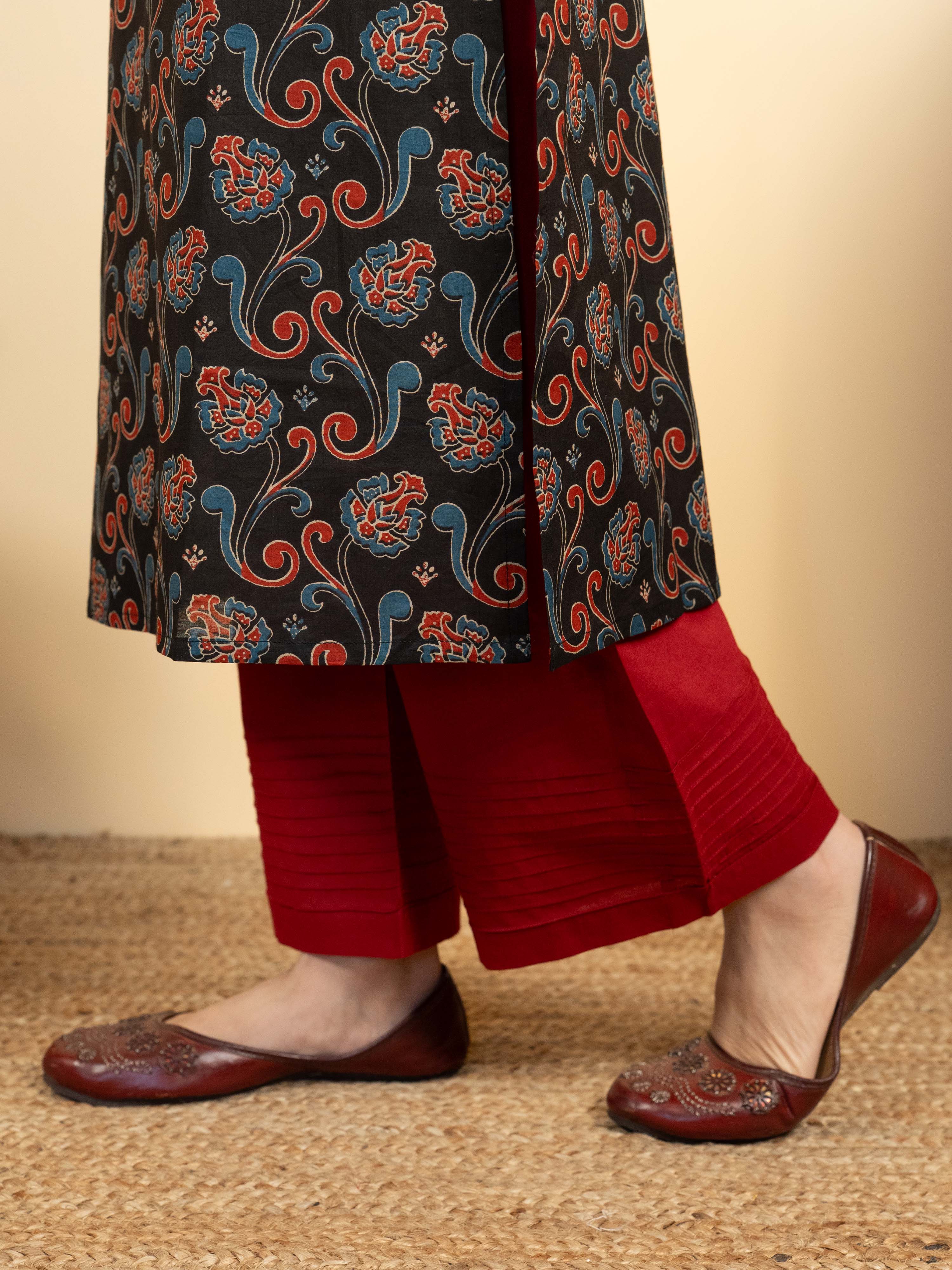 Black Colour Cotton Round With V-Neck Jaal Print Kurta For Women's