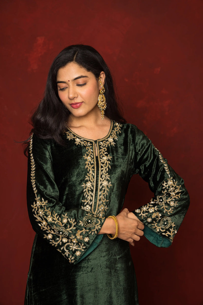 GREEN VELVET ROUND NECK DUPATTA HIGHLIGHTED  WITH ZARI EMBROIDERY FULL SET