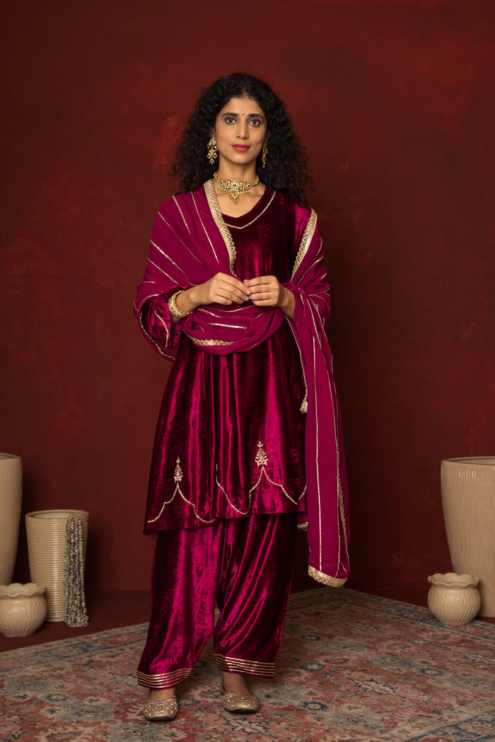 FALSA PINK VELVET V-NECK KURTA HIGHLIGHTED WITH ADDA WORK AND GOTA FULL SET