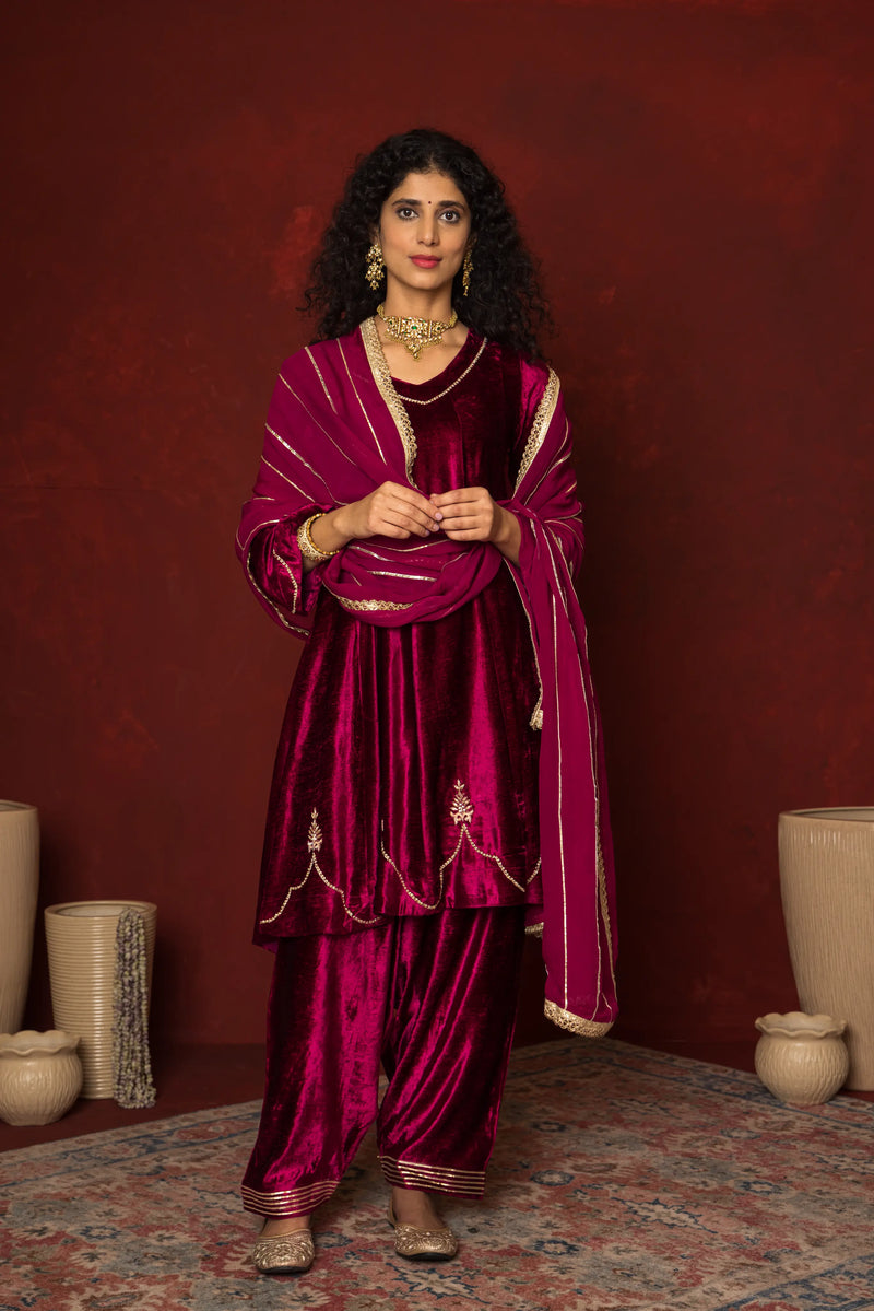 FALSA PINK VELVET V-NECK KURTA HIGHLIGHTED WITH ADDA WORK AND GOTA FULL SET