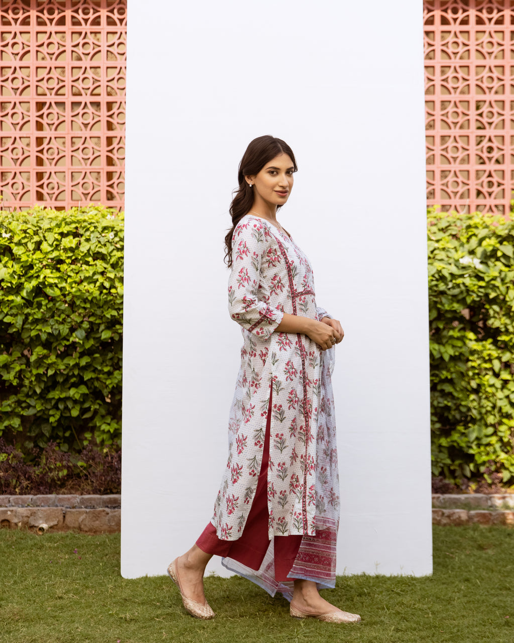 White Cotton Round Neck Handblock Printed Kurta Dupatta Set (Pant Not Included)