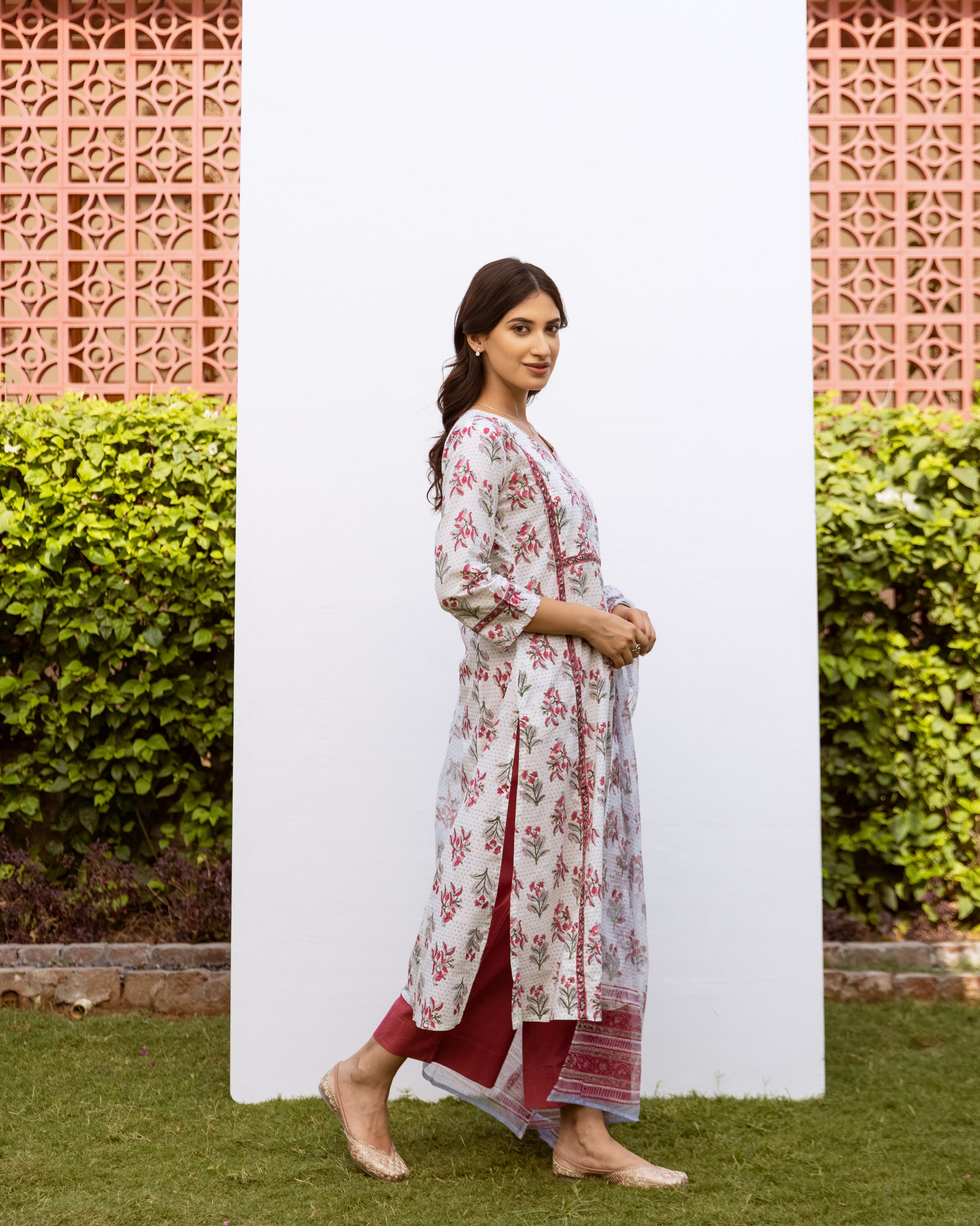 White Cotton Round Neck Handblock Printed Kurta Dupatta Set (Pant Not Included)