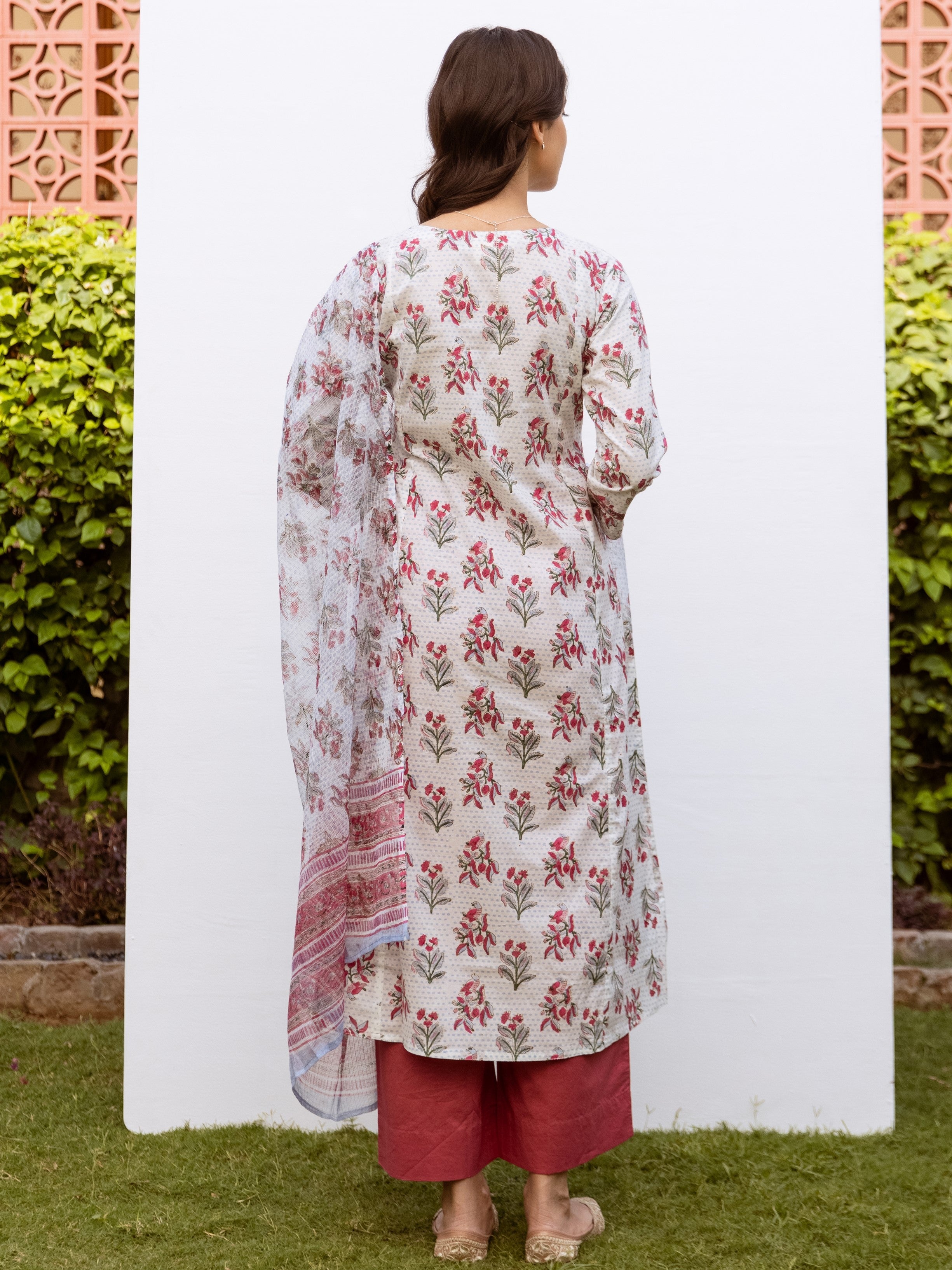 White Cotton Round Neck Handblock Printed Kurta Dupatta Set (Pant Not Included)
