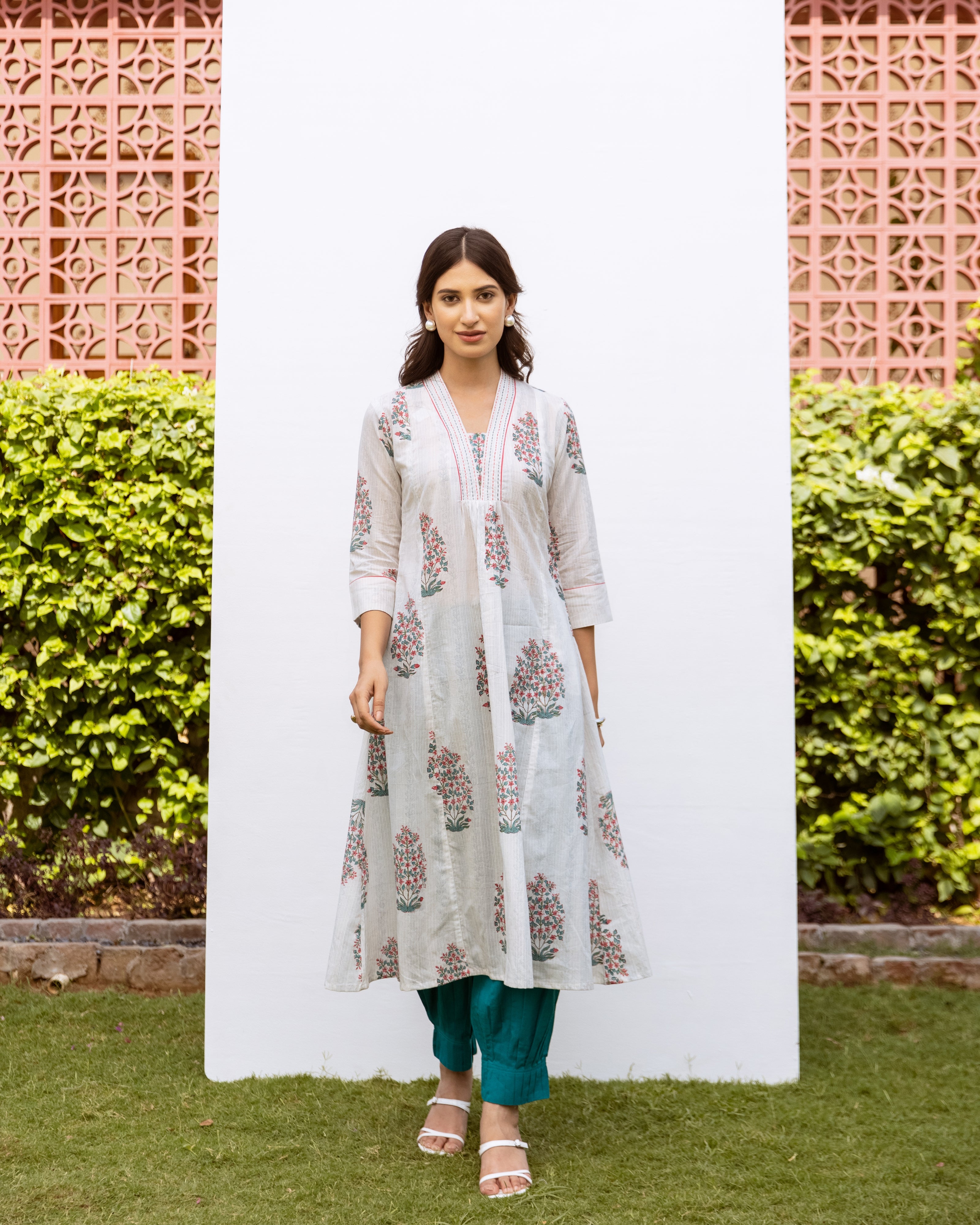 WHITE COTTON V-NECK HANDBLOCK KURTA FOR WOMEN'S