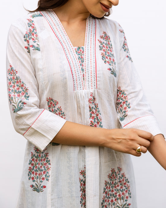 WHITE COTTON V-NECK HANDBLOCK KURTA FOR WOMEN'S