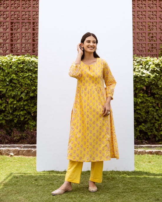 Yellow Cotton Floral Print Round Neck Kurta Pant Set for Women's