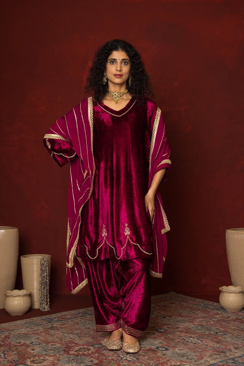 FALSA PINK VELVET V-NECK KURTA HIGHLIGHTED WITH ADDA WORK AND GOTA FULL SET