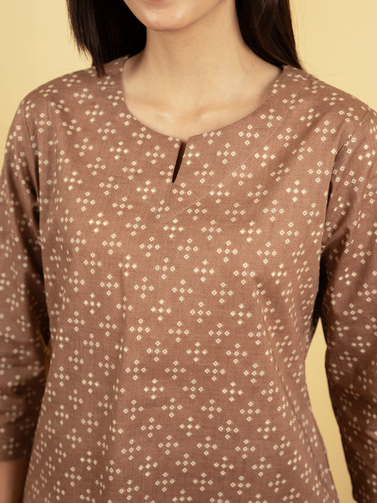 Pastel Pink Cotton Round With V Neck Bandhani Print Lounge Wear