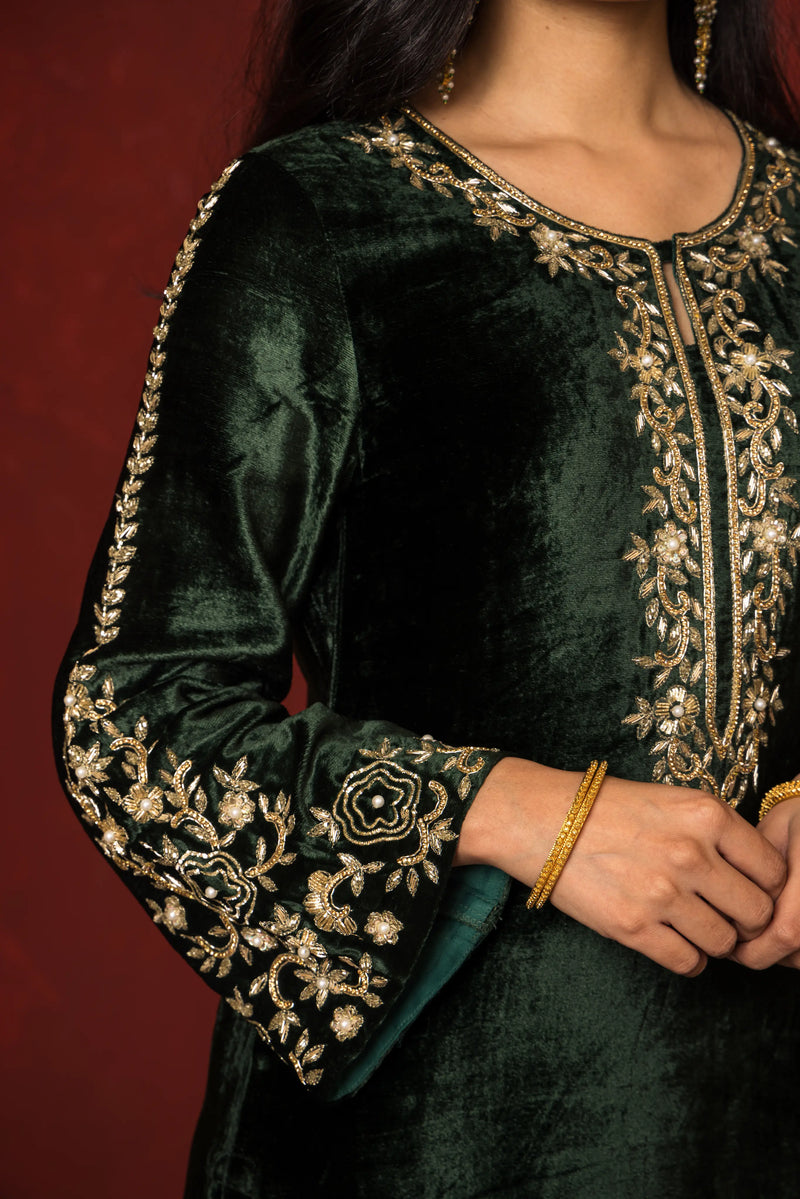 GREEN VELVET ROUND NECK DUPATTA HIGHLIGHTED  WITH ZARI EMBROIDERY FULL SET