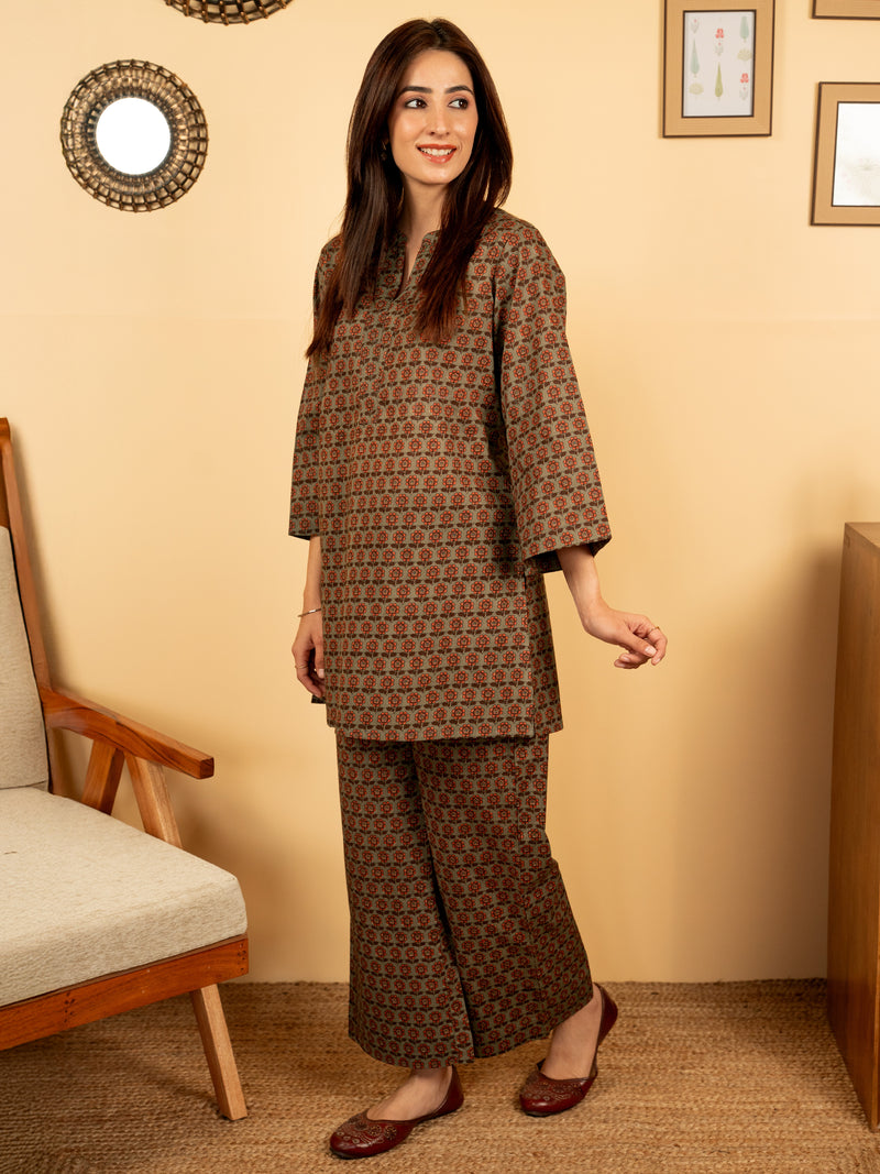 Pine Needle Green Cotton Round With V Neck Booti Print Lounge Wear