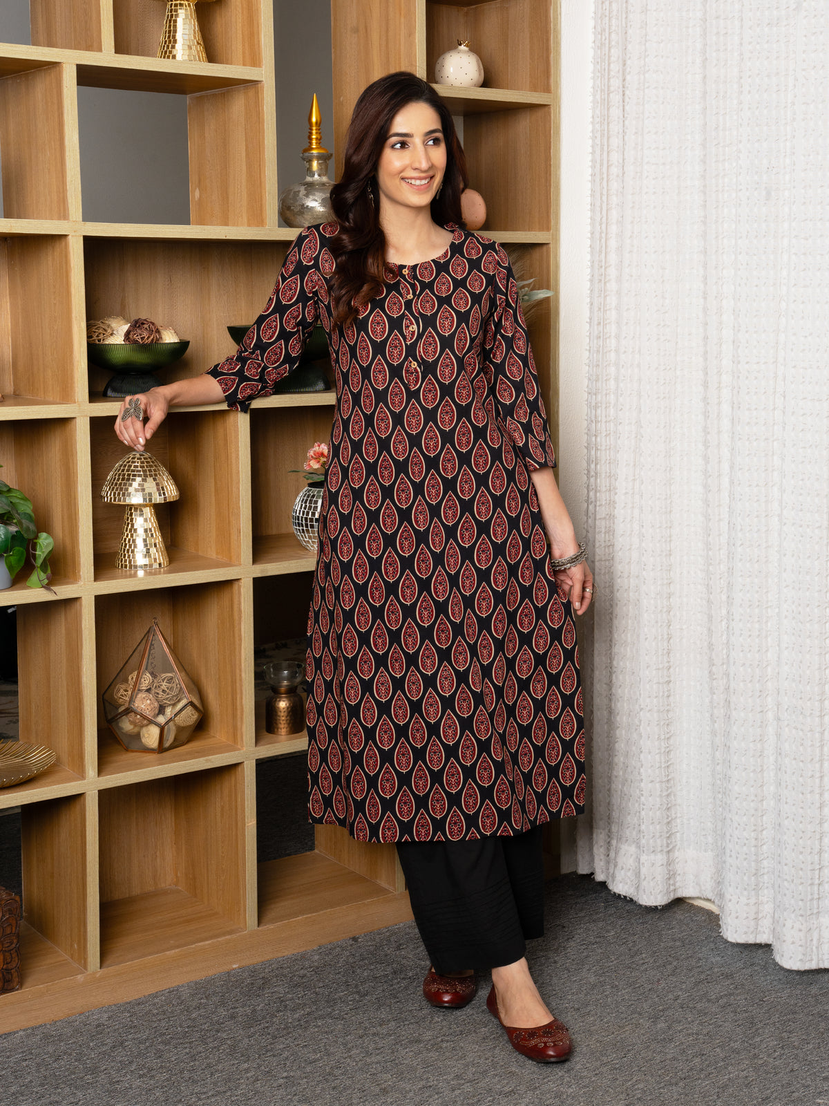 Black -cotton-Round neck-printed-kurta-for-womens
