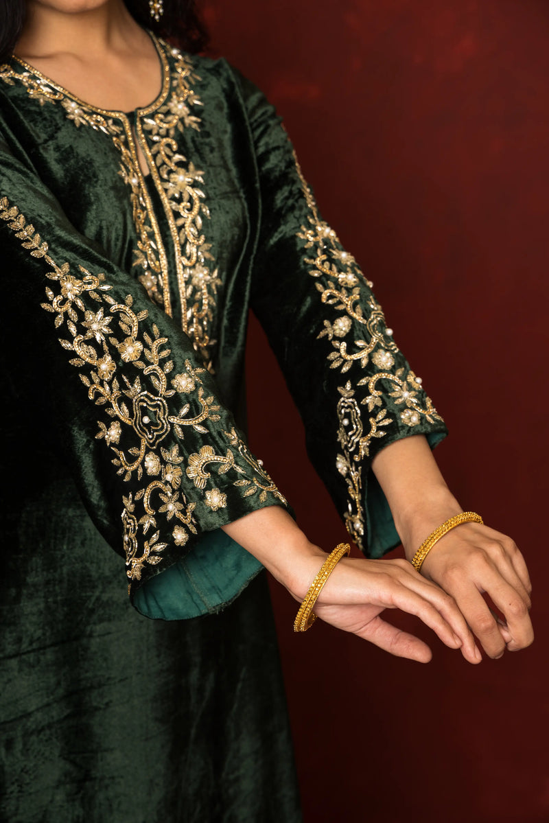 GREEN VELVET ROUND NECK DUPATTA HIGHLIGHTED  WITH ZARI EMBROIDERY FULL SET