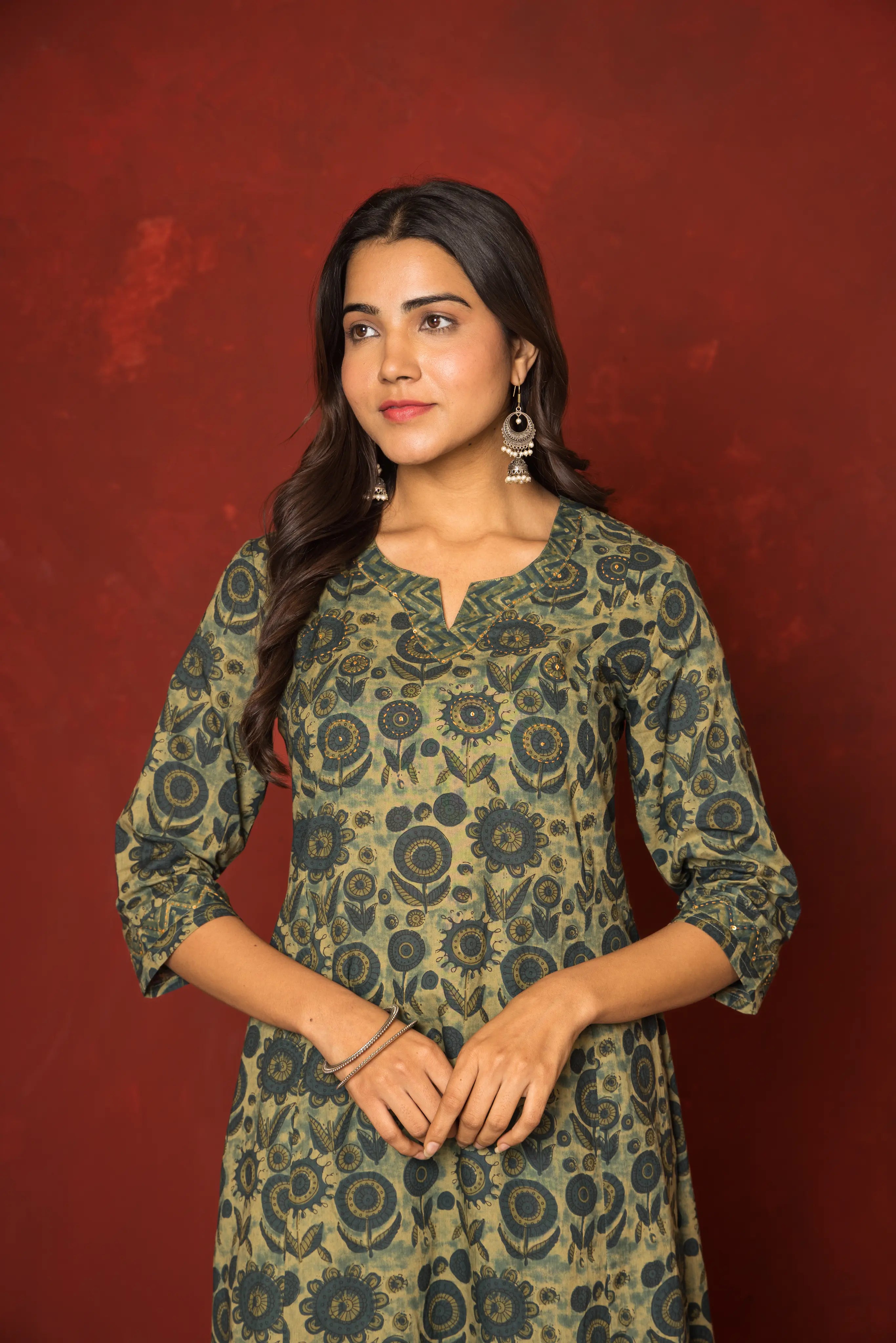 GREEN COTTON ROUND WITH V-CUT BOOTI HIGHLIGHTED WITH HAND KATHA KURTA PANT SET