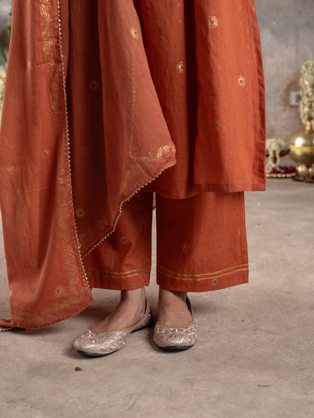 BROWN COTTON FLAX ROUND WITH V-CUT ALL OVER ROGAN GOLD KHADI WORK FULL SET