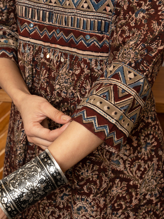 Maroon Cotton Round With V-Neck Kalamkari Kurta Pant For Women's (Dupatta Not Included.)