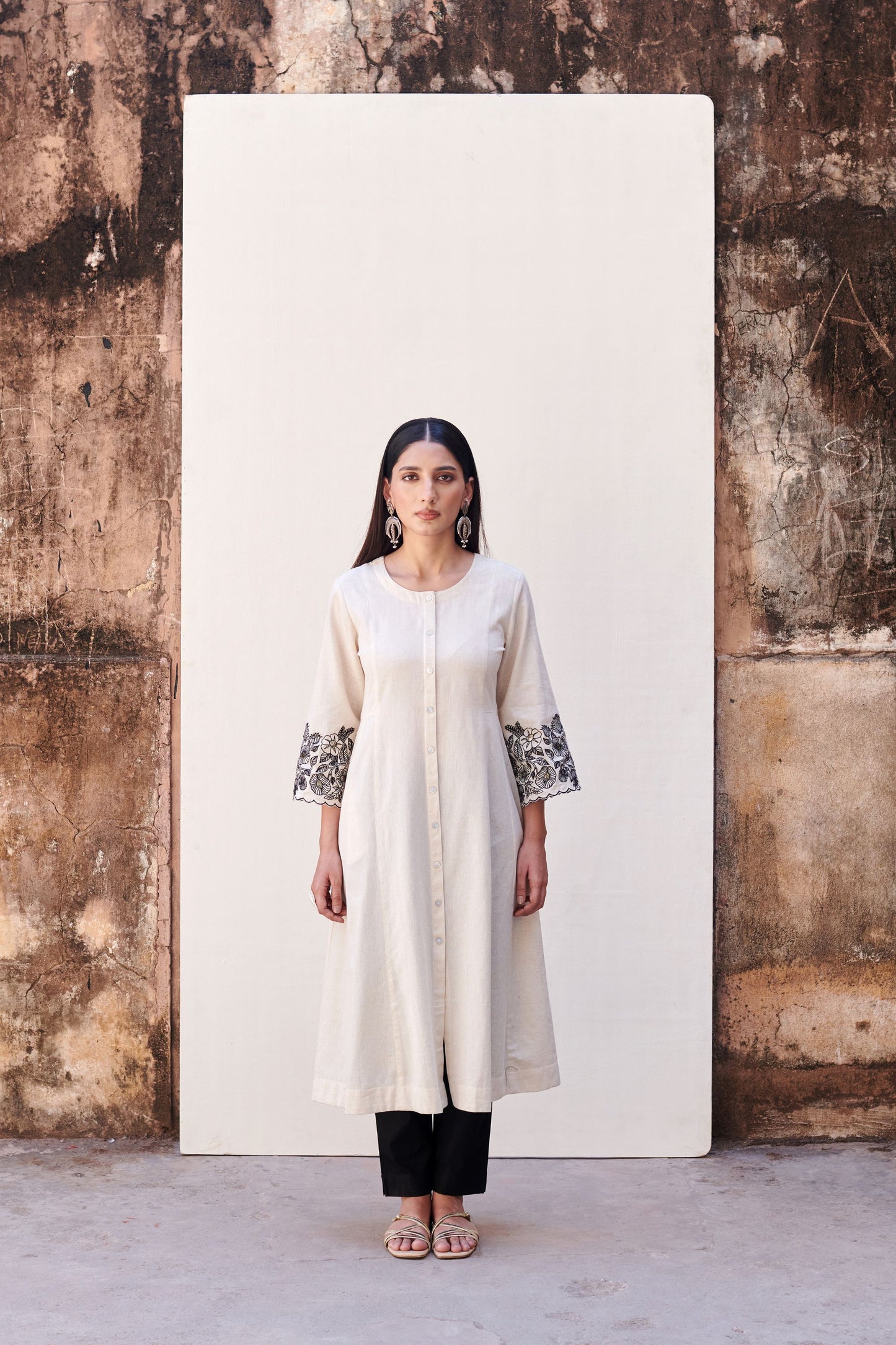 WHITE COTTON FLEX ROUND NECK SLEEVES WITH FLORAL EMBRODERED KURTA FOR WOMEN'S