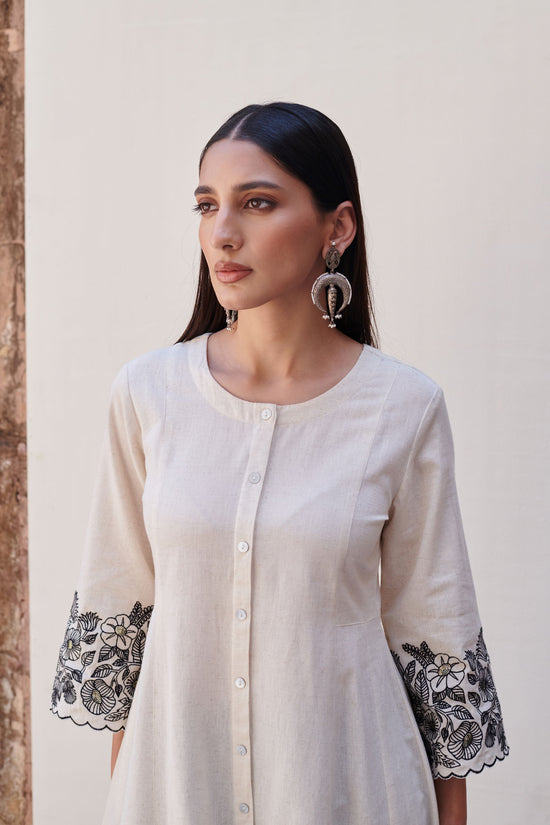 WHITE COTTON FLEX ROUND NECK SLEEVES WITH FLORAL EMBRODERED KURTA FOR WOMEN'S