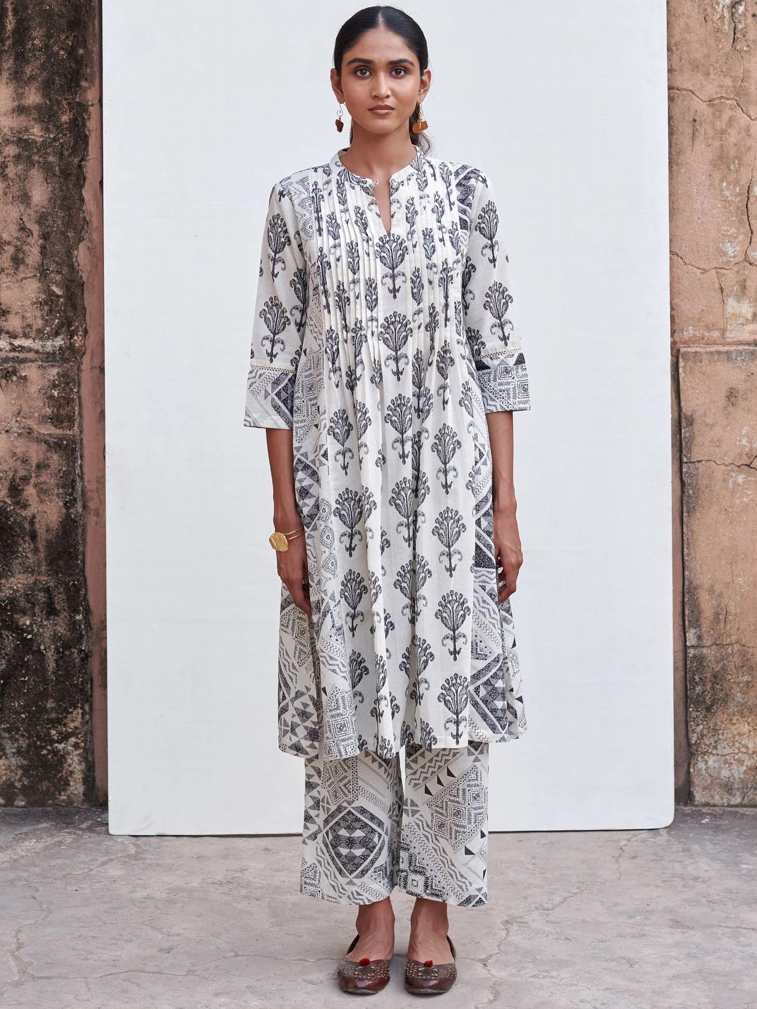 White & Black Abstarct Printed Cotton Kurta Pant Set For Women's