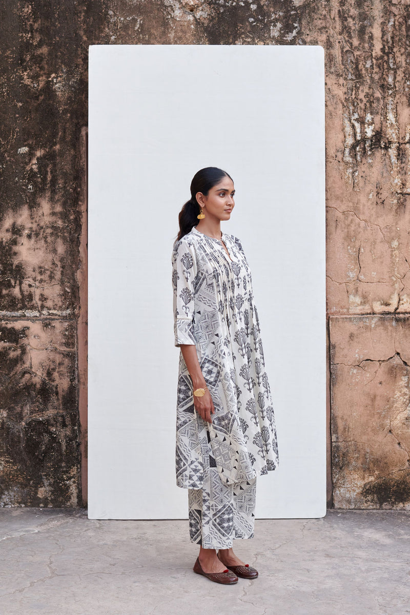 White & Black Abstarct Printed Cotton Kurta Pant Set For Women's