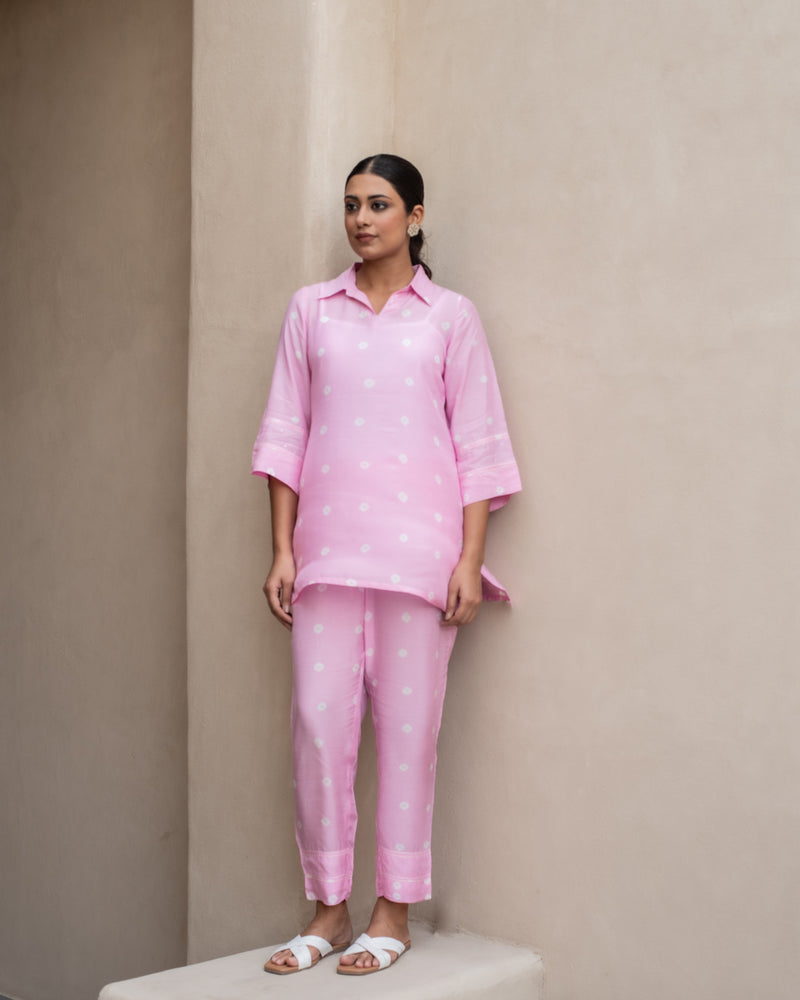 Baby Pink Muslin Collar With V-Neck Bandhani Co-Ord Set For Women's