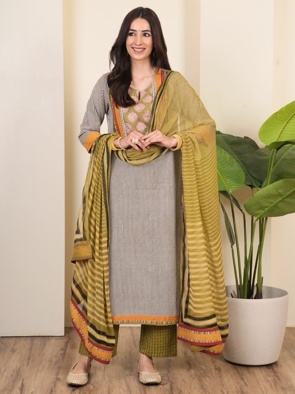 Grey Cotton Round With V Neck Complete Suit Set For Women's