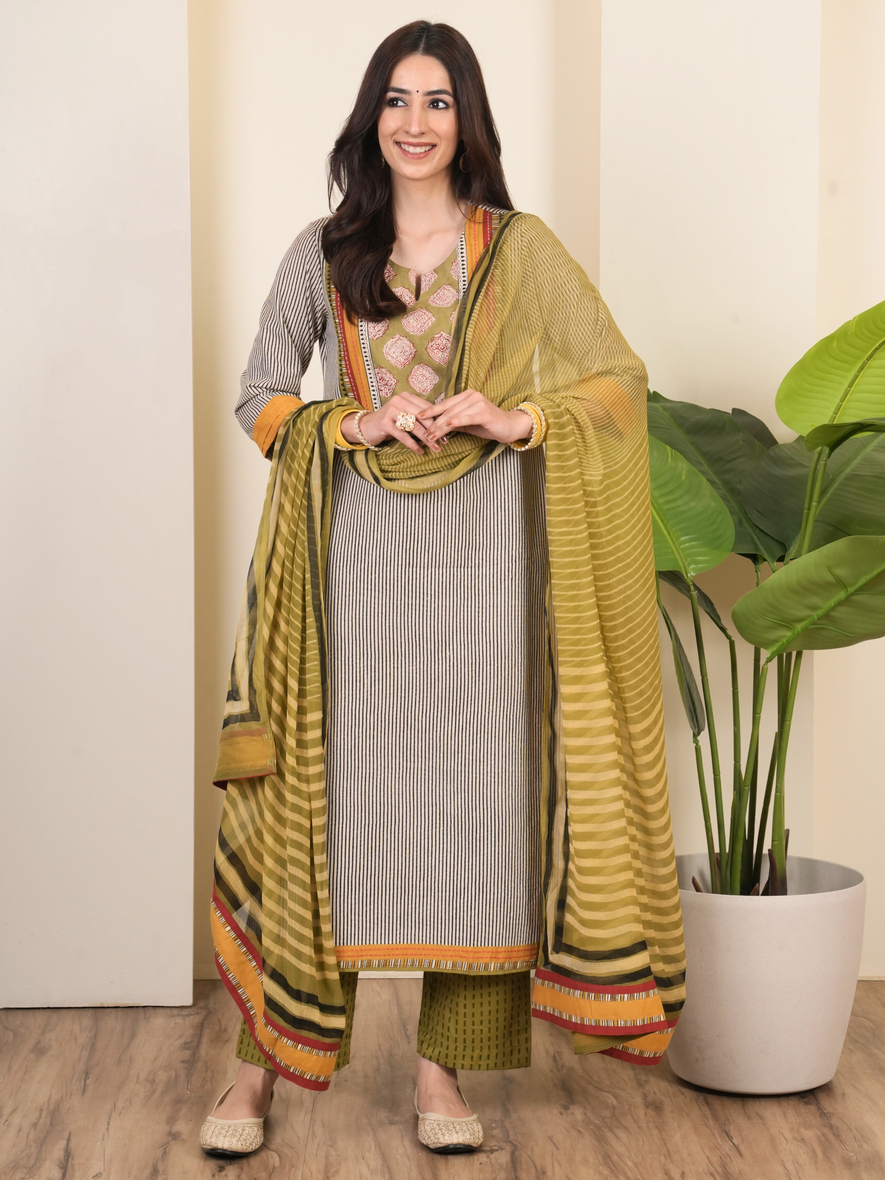 Grey Cotton Round With V Neck Complete Suit Set For Women's