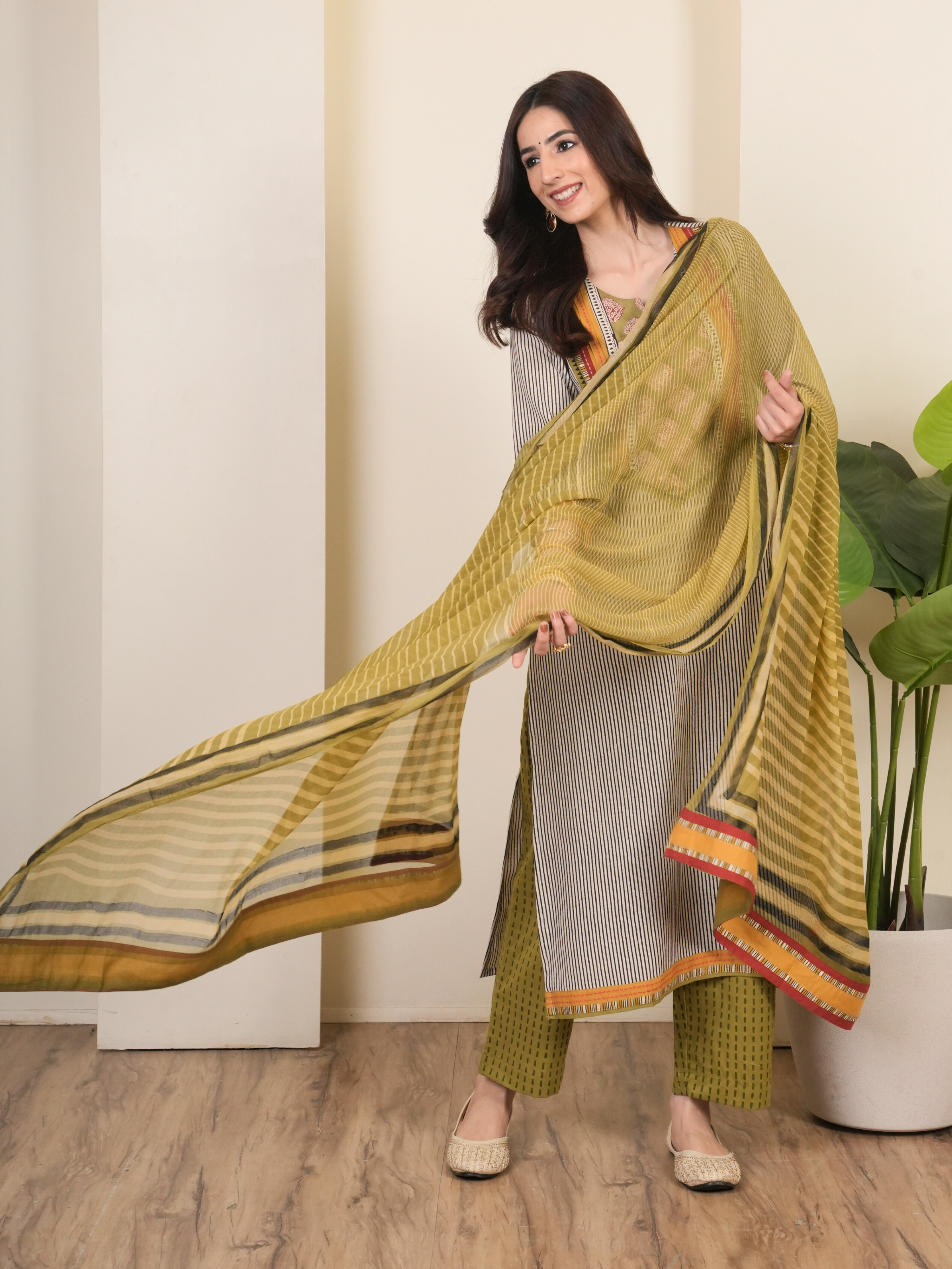 Grey Cotton Round With V Neck Complete Suit Set For Women's