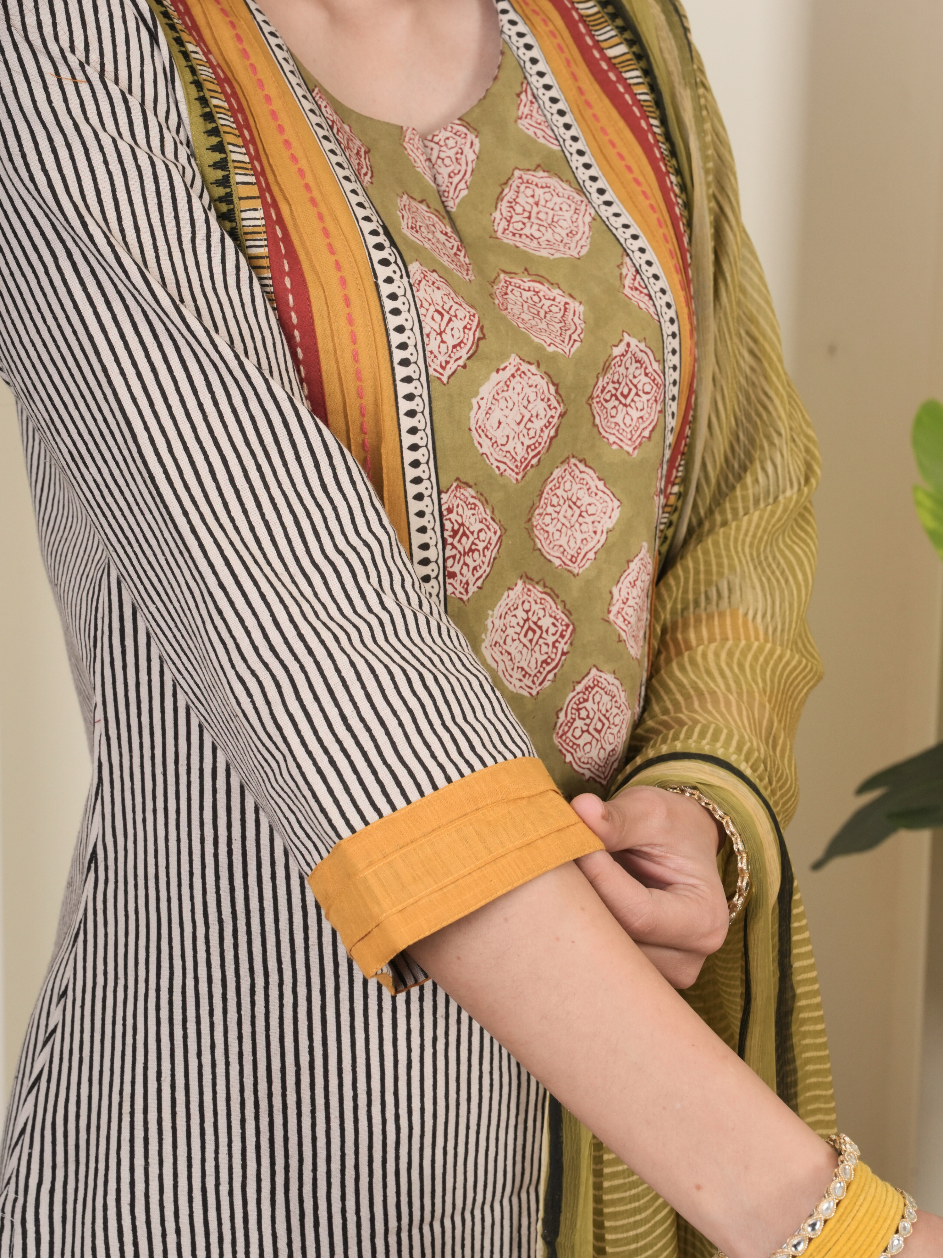 Grey Cotton Round With V Neck Complete Suit Set For Women's